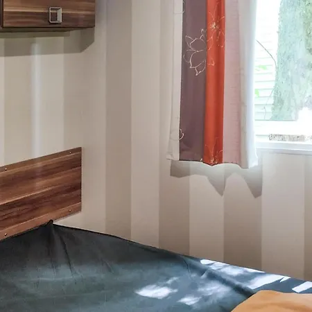 Cozy Stacaravan In Campingplads